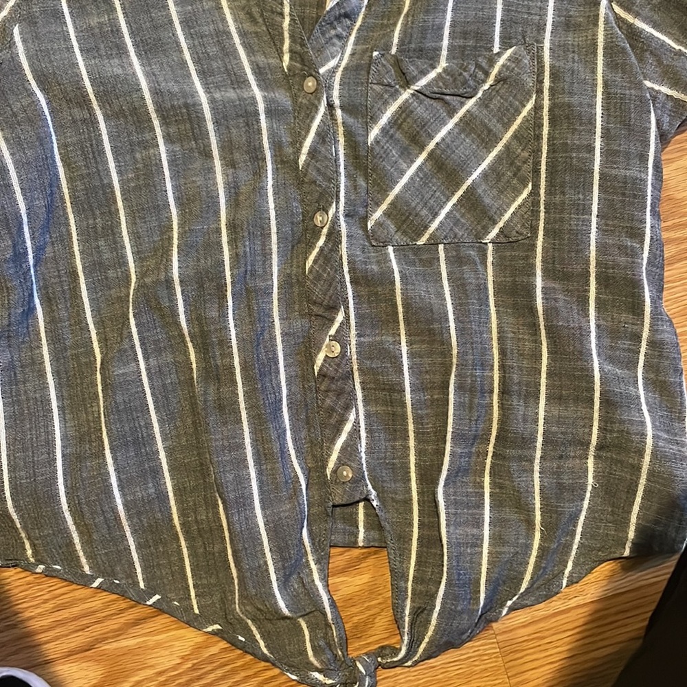 Cute grey striped button blouse - Picture 3 of 3